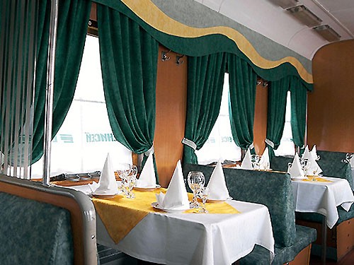 Вагон-ресторан в фирменном поезде Енисей